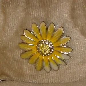 Monet daisy brooch